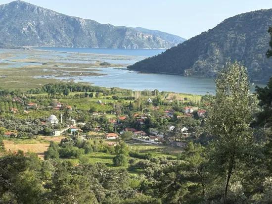 In Çandır gibt es ein 1252m2 großes Feld mit Seeblick und Naturblick zum Verkauf