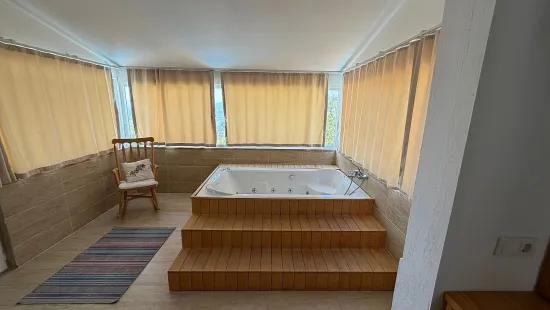 In Dalyan Gökbel mit See- und Meerblick 4+1 Villa zu verkaufen