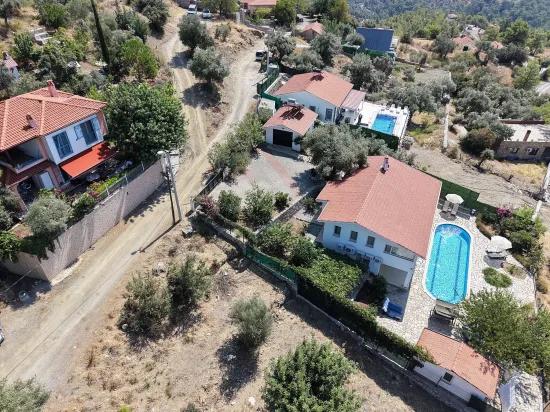 In Dalyan Gökbel mit See- und Meerblick 4+1 Villa zu verkaufen