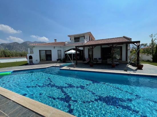 Luxuriöse 4+1-zimmer-villa Auf Einem 7000 M² Großen Grundstück Mit Blick Auf Den Strand Von Dalyan Iztuzu Zu Verkaufen