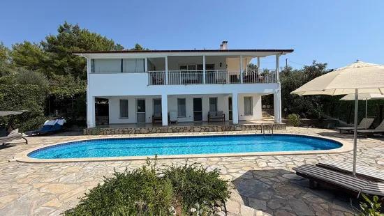 Dalyan Gökbel'de göl ve deniz manzaralı 4+1 satılık villa