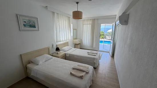 Dalyan Gökbel'de göl ve deniz manzaralı 4+1 satılık villa