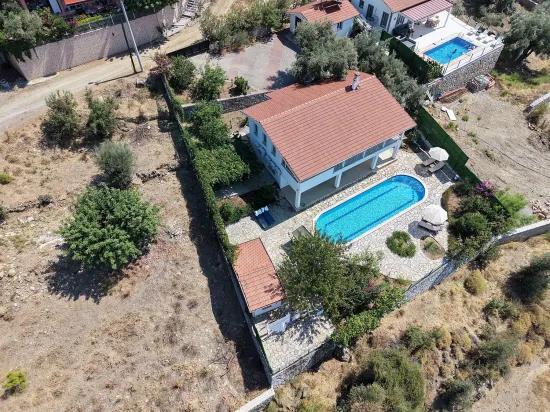 Dalyan Gökbel'de göl ve deniz manzaralı 4+1 satılık villa