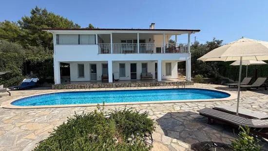 Dalyan Gökbel'de göl ve deniz manzaralı 4+1 satılık villa