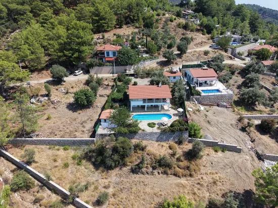 Dalyan Gökbel'de göl ve deniz manzaralı 4+1 satılık villa
