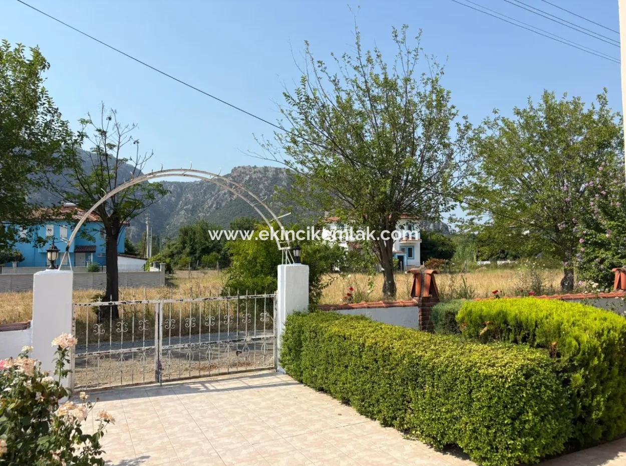 Okçular'da 514M2 Arsa İçerisinde 2 Katlı Satılık Ev