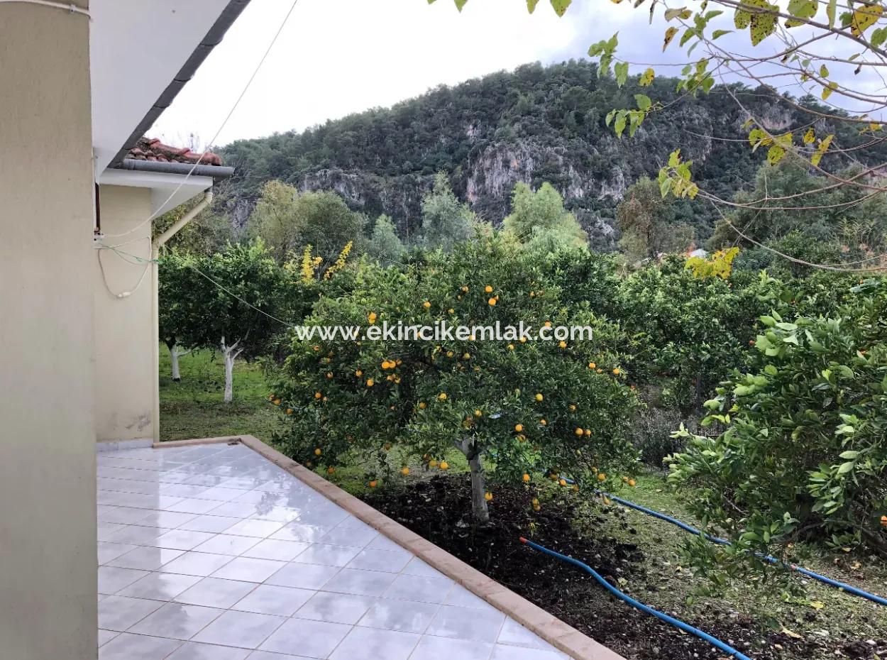 Okçular'da 1222M2 Arsa İçerisinde Satılık Tek Katlı Müstakil Ev